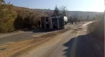 Yola dökülen yağ çöp kamyonunu devirdi;1 yaralı