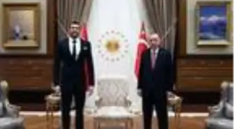 Cumhurbaşkanı Erdoğan, milli yüzücü Emre Sakçı'yı kabul etti