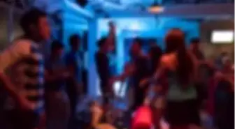 Eşcinsellik karşıtı Avrupa Parlamentosu Milletvekili, eşcinsel cinsel ilişki partisinde basıldı