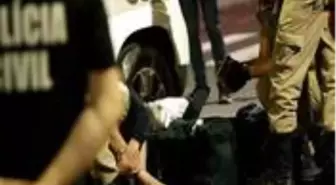 Film gibi soygun! 4 bankadan çaldıkları paraları, kaçarken sokaklara saçtılar