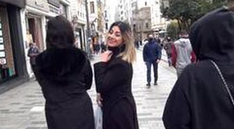 İstiklal Caddesi'nde şaşkına uğratan görüntü! Maskesini indirip kameralara öpücük attı