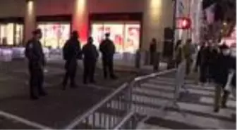 Noel ağacını görüntülemek için sosyal mesafeyi hiçe saydılar