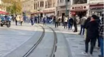 Tarihe geçen görüntü! İstiklal Caddesi'ne girmek için dakikalarca kuyrukta beklediler