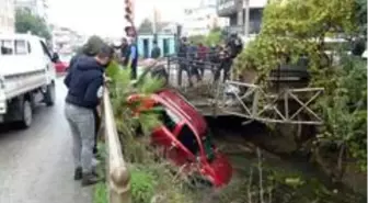 Son dakika haberi: Kanala uçan otomobilden burnu bile kanamadan çıktı...Kaza anı kamerada