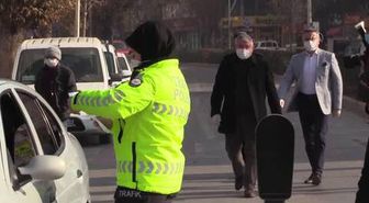 ÇORUM- Belediye sokağa çıkma kısıtlaması döneminde sokak hayvanlarını besliyor