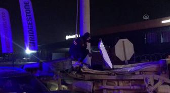 Otomobille çarpışıp devrilen kamyonette sıkışan kişi ağır yaralandı