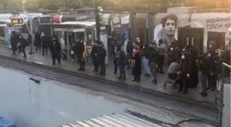 Cevizlibağ'da metrobüs ve tramvaylarda yoğunluk