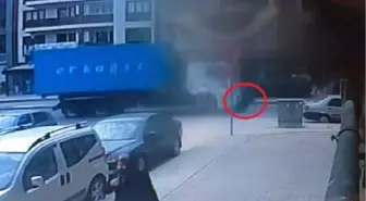 Son dakika haber... Kamyonun çarptığı kadının öldüğü kaza kamerada