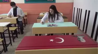 Öğrencileri için atıl durumdaki sıra ve masaları renklendirdiler