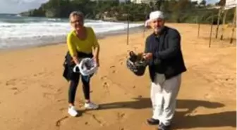 Alanya'da temiz çevre isteyen evli çift, plajda çöp topladı