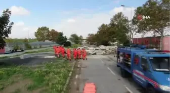 Jandarmanın İstanbul depremi tatbikatı gerçeğini aratmadı