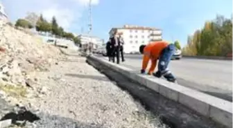 Malayı eline aldı, bordür taşı döşedi