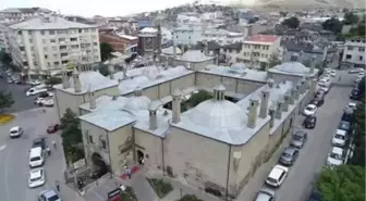 Tarihi Taşhan Çarşısı'nın maskot kedisi: 'Müdür'
