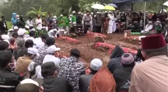 Çatışmada ölen Endonezya İslami Savunucular Cephesi üyelerinin cenazeleri defnedildi