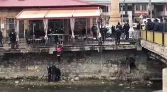 Son dakika haberi... Köprüden düşen kişiyi itfaiye ekipleri kurtardı