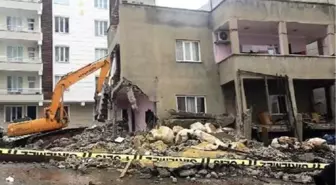 Siirt'te deprem sonrası yan yatan 2 katlı binanın yıkımı sırasında gerginlik