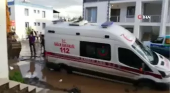 Vakaya giden ambulans çamura düştü