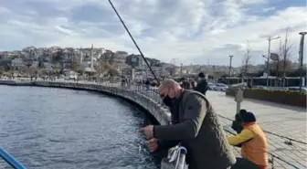 Üsküdar Sahili'nde sosyal mesafeli balık avı