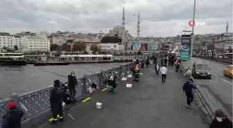 Galata Köprüsü'nde olta balıkçılarına mesafe denetimi