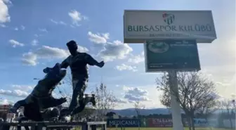 Batalla'nın heykeli tesislerin girişine konuldu