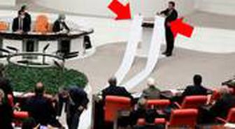 CHP'li vekilden Meclis'te rulolu eylem: CHP'nin yaptıkları 15 metre, AKP'nin sattıkları 13 metre