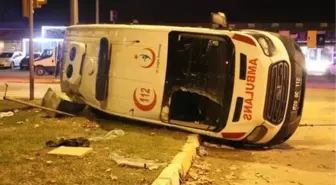 Devrilen ambulansta sağlık görevlileri bebeğe siper olmuş