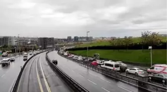 E-5 Karayolu'nda bariyere çarpan tır devrildi
