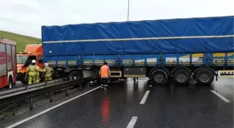 Faciadan dönüldü! Tır bomboş yolda metrobüs bariyerlerini biçti, trafik durdu