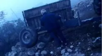 Gercüş'te toprak yüklü römork devrildi