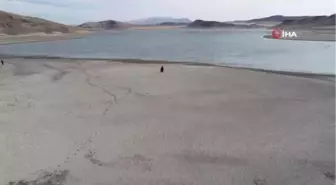 Girmeye korktukları barajın üzerinde yağmur duasına çıktılar