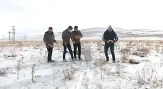 Gönüllü gençler yaban hayatı için doğaya ekmek ve yem bıraktı