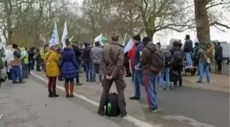 İngiltere'de Kovid-19 önlemleri ve aşı karşıtı grup protesto düzenledi