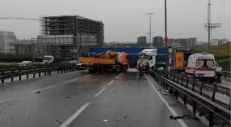 Küçükçekmece'de TIR metrobüs bariyerlerine çarptı; D-100 kapandı