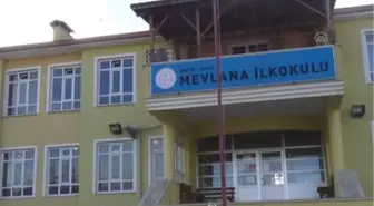 Öğretmenler ve personel omuz omuza verip okul boyadı