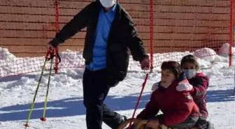 Sağlıkçılar için düzenlenen kayak kursunda engelli oğluna kızak keyfi yaşattı