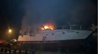 Sarıyer'de balıkçı barınağındaki ticari yat alev alev yandı
