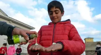 Soğuktan el ve yüzleri çatlayan köy çocuklarına krem dağıttılar