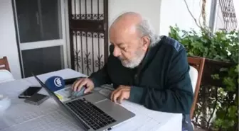 Tiyatrocu Sezai Altekin, AA'nın 'Yılın fotoğrafları' oylamasına katıldı