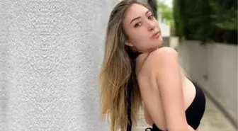 Yasmin Erbil, göğüs dekolteli pozunu takipçileriyle paylaştı