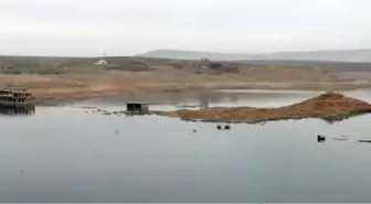 Kuraklık 26 yıl sonra baraj altındaki köyü gün yüzüne çıktı