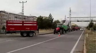 Zara'da traktör sürücülerine reflektör ve tepe lambası dağıtıldı