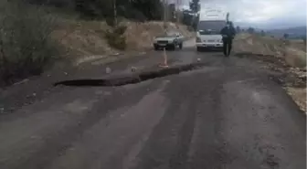 Mahalleleri birbirine bağlayan yol, sağanakta çöktü