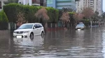 Karşıyaka'yı sağanak yağmur vurdu, vatandaşlar tepki gösterdi