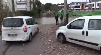 Kuvvetli yağışta evlerini su basan vatandaşların temizlik çalışması sürüyor