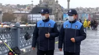 Galata Köprüsü'ndeki balıkçılara koronavirüs denetimi