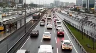 İstanbul'da yağmur ve mesai sonrası trafik yoğunluğu