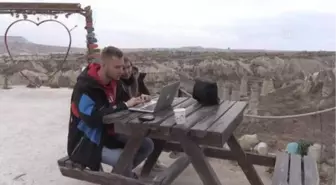 Kapadokya'da Rus turistler, AA'nın 'Yılın Fotoğrafları' oylamasına katıldı