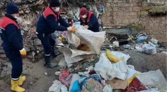 2 katlı evinde, 20 yıl boyunca 12 ton çöp biriktirmiş