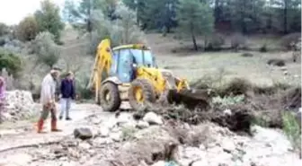 Kaş'ta belediye ekipleri zarar gören bölgede