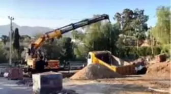 Bodrum'da yol çöktü, kamyon içine düştü